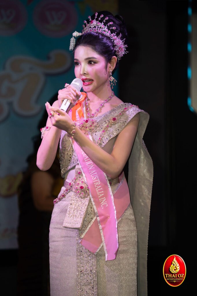 เสียงจากเวที · Speaking on stage