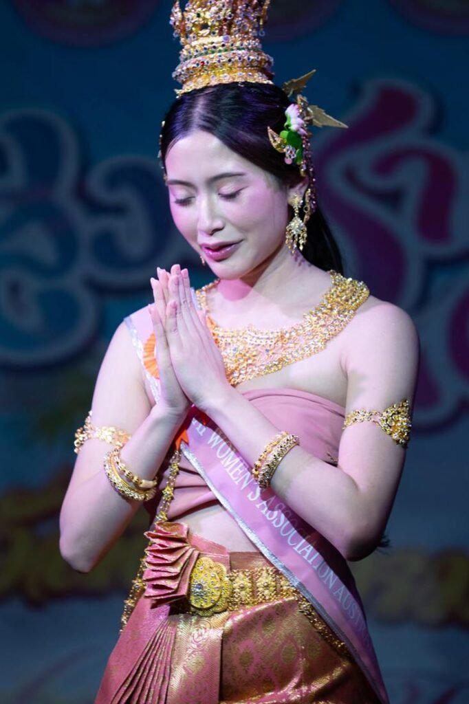 ไหว้ทักทาย · A wai greeting
